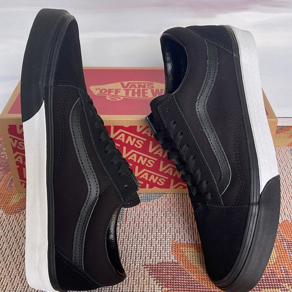 Vans Men’s Old Skool
(Mono Bumper) Black/True
VN0A38G1Q9C
Sneakers - Picture 12 of 16